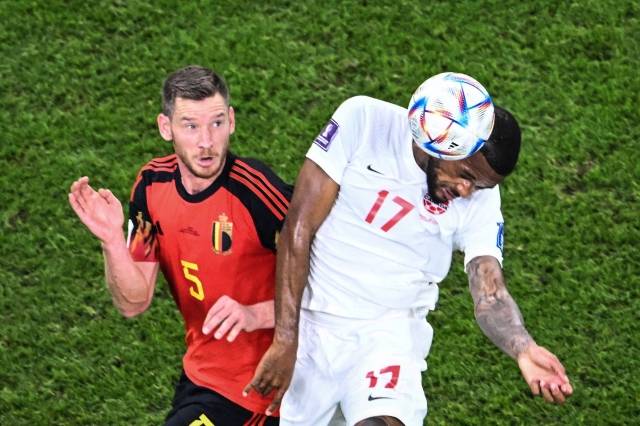 지난 24일 벨기에 수비수 얀 페르통언이 캐나다와의 2022 카타르월드컵 조별리그 F조 1차전에서 상대 수비수와 볼 경합을 벌이고 있다. AFP 연합뉴스