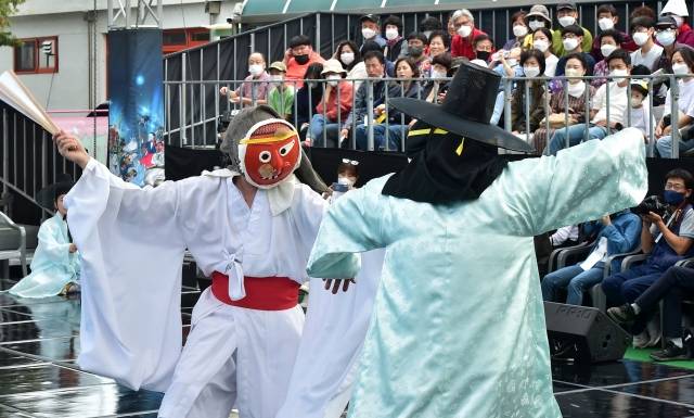 2022 안동국제탈춤페스티벌이 열린 지난 10월 2일 경북 안동시 운흥동 문화플랫폼 모디684 광장에서 관광객들이 양주별산대놀이 공연을 보며 즐거워하고 있다. 뉴시스