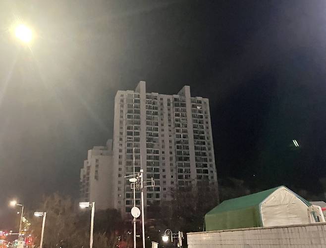 대규모 정전으로 인해 전기 공급이 되지 않아 불이 꺼져 있는 올림픽선수촌아파트 한 단지 모습 / 사진 = 정태진 기자