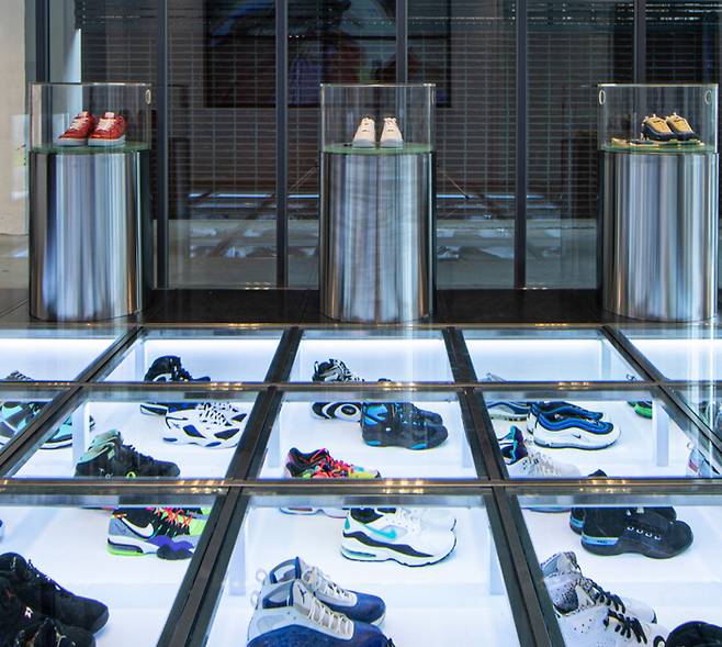 서울 마포구에 위치한 한정판 패션용품 거래 플랫폼 ‘크림(KREAM)’의 쇼룸. 크림은 오는 29일 서울 잠실 롯데월드몰에 새로운 오프라인 공간을 연다. <사진 제공=크림>