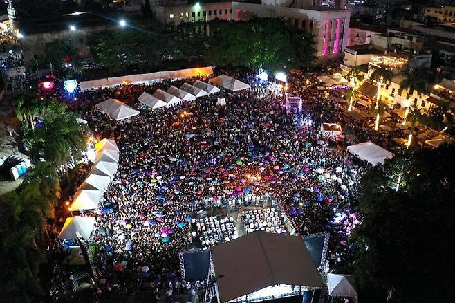 도미니카 플라자에스파냐에서 열린 한인축제에 모인 방문객들이 공연을 관람하고 있다.