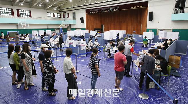 제8회 전국동시지방선거일인 지난 6일 1일 송파구 잠전초등학교 투표소에 모인 주민들이 길게 줄을 서 있다. [이충우 기자]