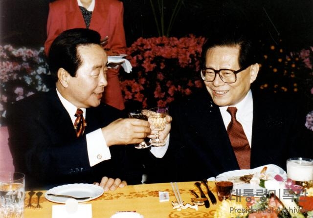지난 94년 3월 중국을 국빈방문한 김영삼 대통령(왼쪽)이 장쩌민 국가주석과 한중 정상회담 직후 만찬을 하면서 건배하고 있다. <사진=대통령기록관>
