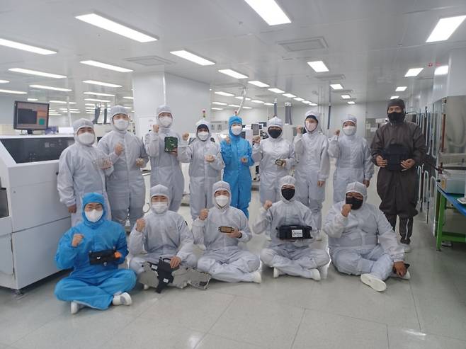 클린룸 직원들 모습/사진제공=제엠제코