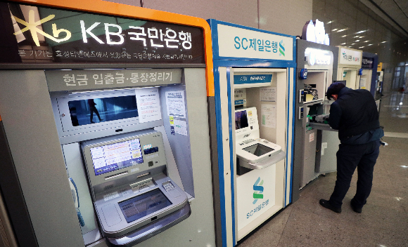 내년 4월부터 적금 최소 만기가 1개월로 짧아진다. 사진은 서울 시내 시중은행 현금자동입출금기(ATM)./사진=뉴시스