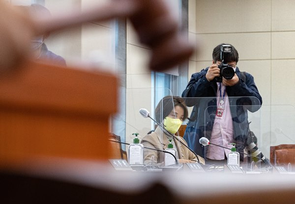 30일 국회 환경노동위원회 소위원회에서 더불어민주당이 노동조합 및 노동관계조정법 개정안(노란봉투법)을 단독 상정한 가운데 환노위 소속 국민의힘 측 의원들이 반대 입장을 밝혔다. 사진은 이날 노란봉투법이 우선 법안으로 상정되고 있는 서울 여의도 국회에서 진행된 국회 환노위 고용노동법안소위. /사진=뉴스1