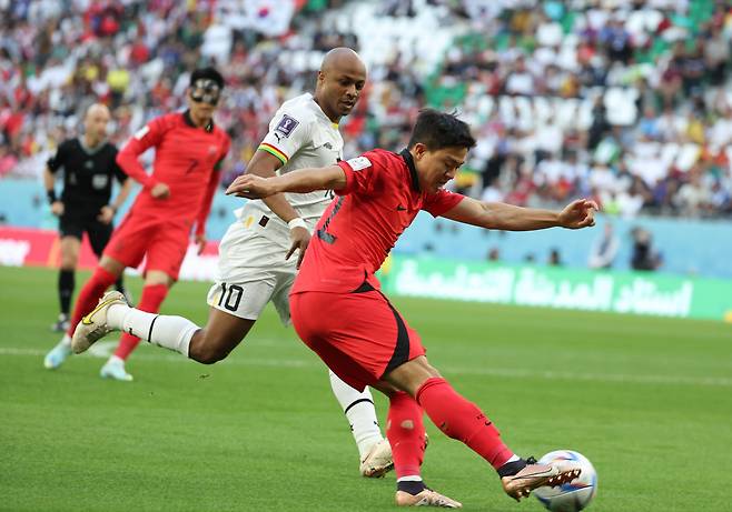 28일 오후(현지시간) 카타르 알라이얀의 에듀케이션 시티 스타디움에서 열린 2022 카타르 월드컵 조별리그 H조 2차전 대한민국과 가나의 경기. 전반 한국 권창훈이 중앙으로 공을 올리고 있다. [연합]