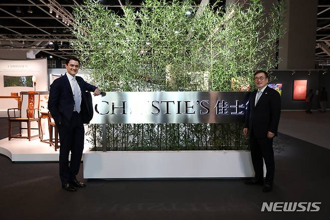 [홍콩=뉴시스] 박진희 기자 = 프랜시스 벨린 크리스티 아시아 태평양 지역 총괄 사장과 이학준 크리스티 코리아 대표가 29일 크리스티 홍콩 프리뷰 전시장인 홍콩 컨벤션 센터(HKCEC)에서 사진촬영을 하고 있다. 크리스티 홍콩은 올해 마지막 경매로 추정가 총 12억~17억 홍콩 달러(한화 약 2040억) 규모의 총 5개 경매를 펼친다. 2022.11.29. pak7130@newsis.com