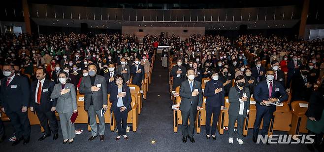 [서울=뉴시스] 정병혁 기자 = 정진석 국민의힘 비상대책위원장과 이재명 더불어민주당 대표가 30일 오후 서울 강남구 코엑스에서 열린 제57회 전국여성대회에 참석해 있다. 2022.11.30. jhope@newsis.com