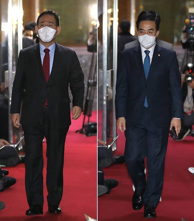 [서울=뉴시스] 전진환 기자 = 주호영(사진 왼쪽) 국민의힘 원내대표와 박홍근 더불어민주당 원내대표가 각각 30일 오후 서울 여의도 국회의장실로 여야 원내대표 회동을 위해 이동하고 있다. 2022.11.30. amin2@newsis.com