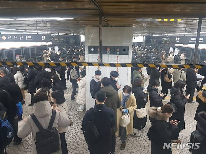 [서울=뉴시스] 전재훈 기자 = 서울교통공사(서교공) 양대노조가 대규모 구조조정에 반발해 총파업에 돌입한 30일 오후 시민들의 퇴근길 대란이 발생했다. (사진=독자 제공) 2022.11.30.