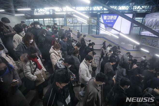 [서울=뉴시스] 김선웅 기자 = 서울교통공사(지하철 1~8호선) 노동조합이 파업에 돌입한 30일 서울 구로구 신도림역에서 시민들이 지하철에 탑승하기 위해 이동하고 있다. 2022.11.30. mangusta@newsis.com