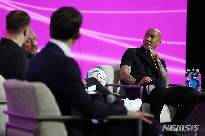 [알라이얀(카타르)=뉴시스] 백동현 기자 = 차두리가 30일(현지시간) 오전 카타르 메인미디어센터(MMC)에서 열린 국제축구연맹(FIFA) 기술 연구 그룹(TSG) 브리핑에서 발언하고 있다. TSG는 월드컵 경기를 분석하고 보고서를 만들어 대회 최우수 선수와 개인 수상자 선정 등에 관여하는 일을 한다. 2022.11.30. livertrent@newsis.com