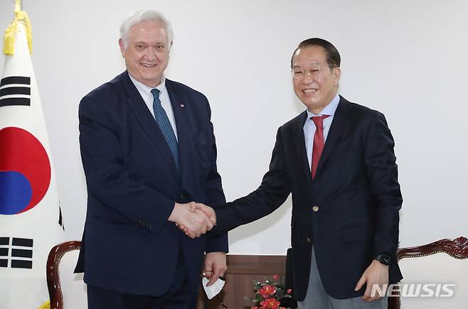 [서울=뉴시스] 김명원 기자 = 권영세 통일부 장관이 30일 서울 종로구 정부서울청사 통일부 장관 집무실에서 존 햄리(John Hamre) CSIS 소장과 면담에 앞서 악수하고 있다. 2022.11.30. kmx1105@newsis.com