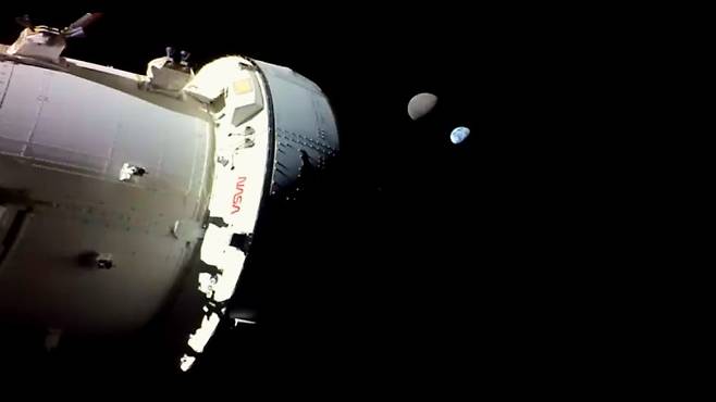 NASA 오리온 우주선이 11월 28일 지구로부터 최장 거리 비행기록에 도착하기 직전 포착한 사진. 지구와 달이 바짝 붙어 있는 놀라운 장면이다. 사진 NASA