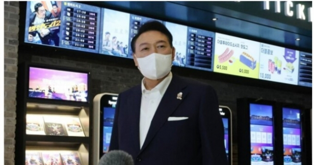 윤석열 대통령이 지난 6월12일 오후 서울 시내 한 영화관에서 영화 '브로커'를 관람한 뒤 소감을 밝히고 있다. 연합뉴스