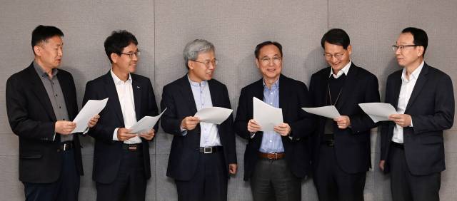 22일 서울 여의도 한국거래소에서 2022 대한민국 증권대상 심사가 진행되고 있다. 이날 신진영 자본시장연구원장, 황선오 금융감독원 자본시장감독국장, 송영훈 한국거래소 유가증권시장본부 상무, 박철영 한국예탁결제원 전무, 이창화 금융투자협회 증권선물부문 대표, 임석훈 서울경제신문 논설위원이 심사위원으로 참석했다./권욱 기자 2022.11.22