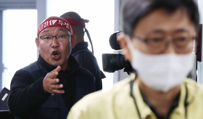 안전운임제 일몰제를 폐지 등을 요구하며 총파업 중인 화물연대 관계자들이 11월30일 오후 정부세종청사 국토교통부에서 열린 2차 교섭이 결렬되며 자리를 떠나는 구헌상 국토교통부 물류정책관에게 항의하고 있다. ⓒ연합뉴스