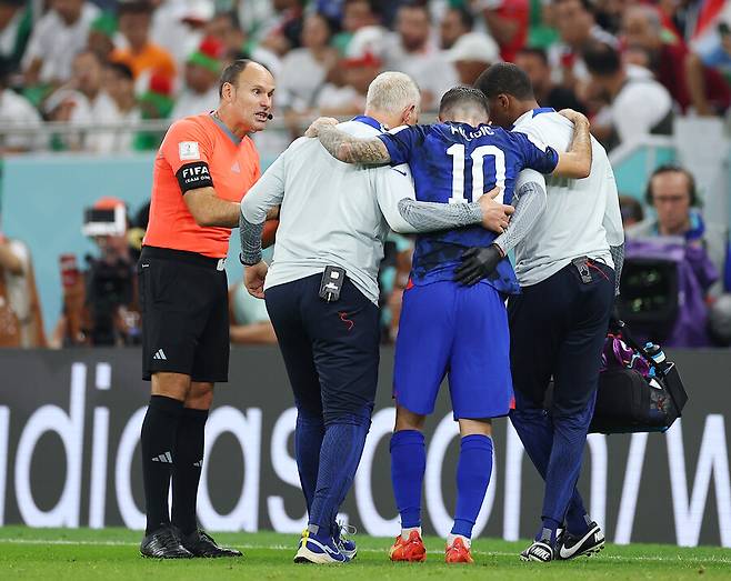 ▲ 크리스찬 풀리식은 고통을 호소하며 옆줄 밖으로 나갔지만, 끝까지 뛰며 미국의 16강 진출을 이끌었다. ⓒ연합뉴스