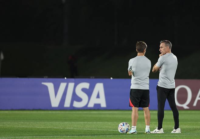 ▲ 포르투갈전을 벤치에서 지휘하지 못하는 파울루 벤투(오른쪽) 감독, 세르지우 코스타(왼쪽) 수석 코치와 상의해 결정을 내려야 한다. ⓒ연합뉴스