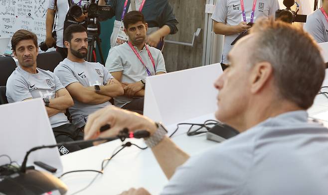 ▲ 파울루 벤투 감독이 기자회견을 하면 항상 세르지우 코스타 수석 코치를 비롯한 코칭스태프가 동석해 무슨 대화가 오가는지 듣는다. 감독의 철학을 공유하기 위함이다. ⓒ연합뉴스