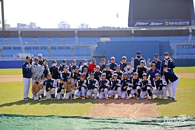 ▲ NC 다이노스 코칭스태프와 '창미야' 단원들. ⓒNC 다이노스