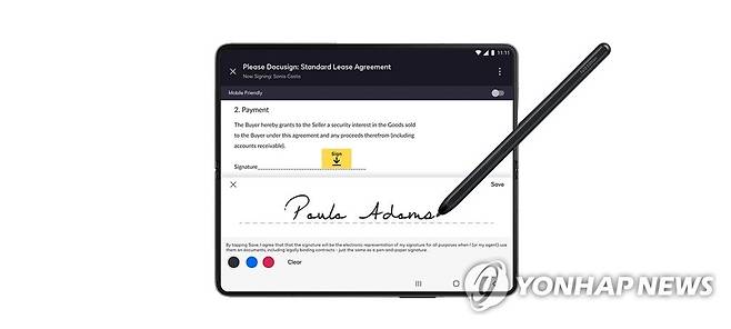 전년 대비 2배 증가한 갤럭시 폴더블 스마트폰 기업 판매 (서울=연합뉴스) 삼성전자가 갤럭시 폴더블 스마트폰의 기업 판매가 지난해 같은 기간 대비 2배 이상 증가했다고 30일 밝혔다. 사진은 갤럭시 Z 폴드4에서 사용가능한 도큐사인 솔루션 활용 이미지. 2022.11.30 [삼성전자 제공. 재판매 및 DB 금지] photo@yna.co.kr
