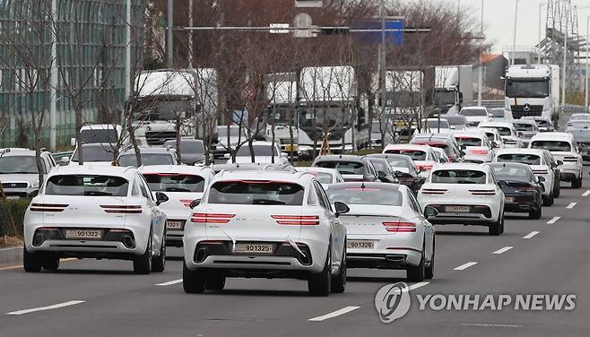 현대차, 오늘도 '로드 탁송' (울산=연합뉴스) 김용태 기자 = 30일 오후 울산시 북구 현대자동차 울산공장에서 임시번호판을 단 완성차가 빠져나오고 있다. 현대차는 화물연대 파업으로 완성차 탁송차량(카캐리어) 대부분이 운행을 멈추자 직원들이 직접 차를 몰아 옮기는 '로드 탁송'을 하고 있다. 2022.11.30 yongtae@yna.co.kr
