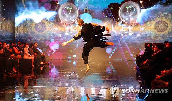 메타패션 런웨이 (서울=연합뉴스) 류효림 기자 = 30일 서울 강남구 삼성동 섬유센터에서 열린 메타패션 쇼케이스에서 모델들이 의상을 선보이고 있다. 2022.11.30 ryousanta@yna.co.kr