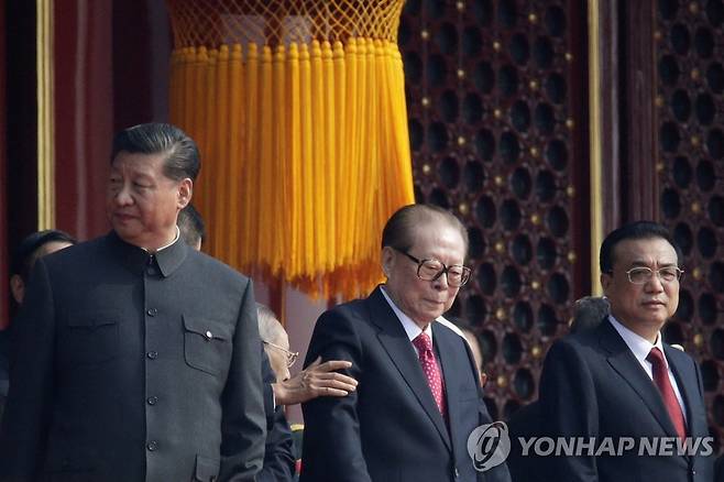 향년 96세로 사망한 장쩌민 전 중국 국가주석 (베이징 로이터=연합뉴스) 덩샤오핑의 후계자로 15년간 중국을 이끌었던 장쩌민 전 국가주석이 30일(현지시간) 96세를 일기로 타계했다. 사진은 지난 2019년 10월 1일 베이징에서 열린 중화인민공화국 70주년 기념식을 위한 국경일 열병식이 시작하기 전 톈안먼 광장에서 시진핑 주석(왼쪽)이 장쩌민 전 주석(가운데)과 리커창 총리 옆에 서 있는 모습이다. [자료사진] 2022.11.30 jason3669@yna.co.kr