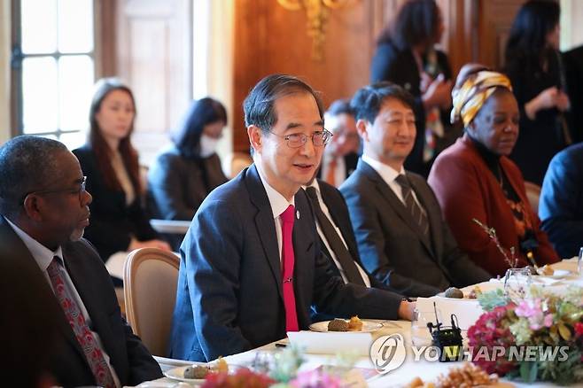 국제박람회기구 관계자들 만난 한덕수 총리 (서울=연합뉴스) 제171차 국제박람회기구(BIE) 총회 참석차 프랑스 파리를 방문 중인 한덕수 국무총리가 29일(현지시간) 파리 주재 각국 BIE 대표들과 만찬 간담회를 하고 있다. 2022.11.30 [총리실 제공. 재판매 및 DB 금지] photo@yna.co.kr