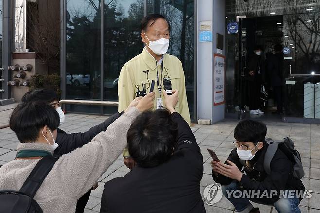 시멘트 분야 운송 거부자 현황 파악 현장조사 (서울=연합뉴스) 황광모 기자 = 화물연대 파업과 관련해 정부가 시멘트 분야 운송거부자 업무개시명령을 내린 29일 오후, 서울 시내 한 시멘트 업체에서 운송거부자 확인을 위한 현장 조사를 마친 국토교통부 박대순 조사관이 인터뷰를 하고 있다. 2022.11.29 [공동 취재] hkmpooh@yna.co.kr