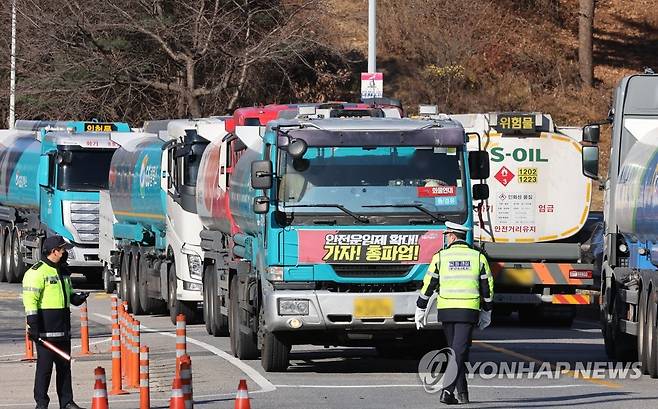 대한송유관공사 서울지사 앞 오가는 유조차 (성남=연합뉴스) 홍기원 기자 = 화물연대 총파업 일주일째인 30일 오후 경기도 성남시 분당구 대한송유관공사 서울지사 앞 도로에 유조차가 오가고 있다. 2022.11.30 xanadu@yna.co.kr