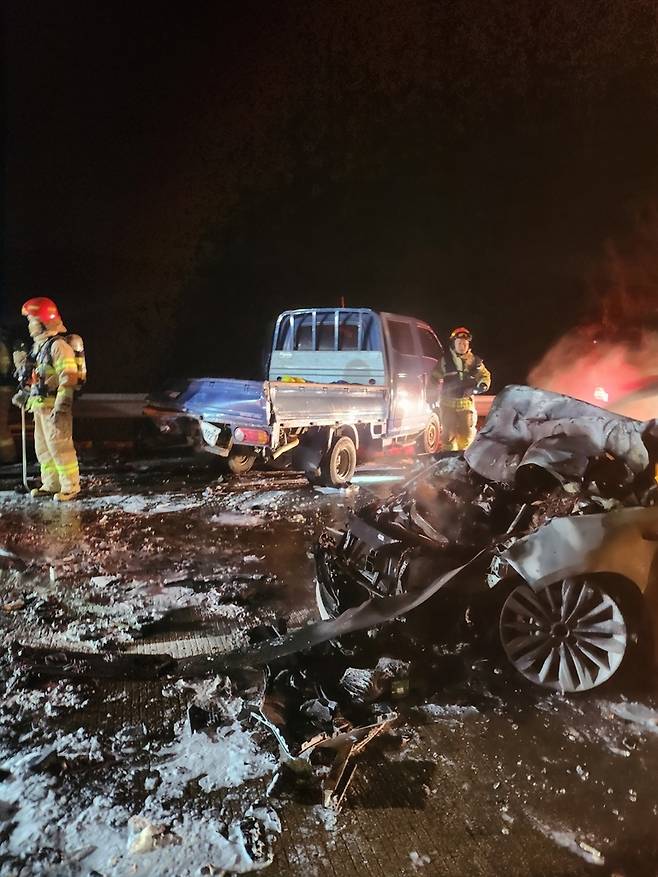 서해안고속도로 차량 4대 추돌사고 현장 [독자 송영훈 씨 제공. 재판매 및 DB 금지]