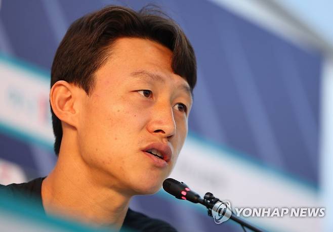 인터뷰하는 이재성 (도하=연합뉴스) 김도훈 기자 = 30일(현지시간) 카타르 도하 알에글라 훈련장에서 2022 카타르 월드컵 조별리그 3차전 포르투갈과의 경기를 앞둔 한국 대표팀 이재성이 훈련 전 언론 인터뷰를 하고 있다. 2022.11.30 superdoo82@yna.co.kr