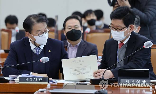 대화하는 방기선 기재부 1차관과 고광효 세제실장 (서울=연합뉴스) 하사헌 기자 = 30일 오전 서울 여의도 국회에서 기획재정위원회 제4차 조세소위원회가 열리지 않고 있는 가운데 방기선 기획재정부 제1차관(왼쪽)이 고광효 기획재정부 세제실장과 이야기를 나누고 있다. 2022.11.30 toadboy@yna.co.kr