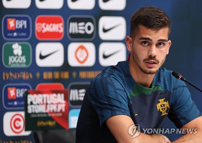 포르투갈 대표팀 안드레 실바 기자회견 (도하=연합뉴스) 임헌정 기자 = 2022 카타르 월드컵 조별리그 3차전 상대인 포르투갈 축구 대표팀의 안드레 실바가 30일 오후(한국시간) 카타르 도하 외곽의 알샤하니야 훈련장에서 훈련에 앞서 취재진 질문에 답하고 있다. 2022.11.30 kane@yna.co.kr