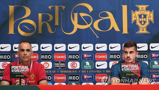 포르투갈 대표팀 안드레 실바 기자회견 (도하=연합뉴스) 임헌정 기자 = 2022 카타르 월드컵 조별리그 3차전 상대인 포르투갈 축구 대표팀의 안드레 실바가 30일 오후(한국시간) 카타르 도하 외곽의 알샤하니야 훈련장에서 훈련에 앞서 취재진 질문에 답하고 있다. 2022.11.30 kane@yna.co.kr