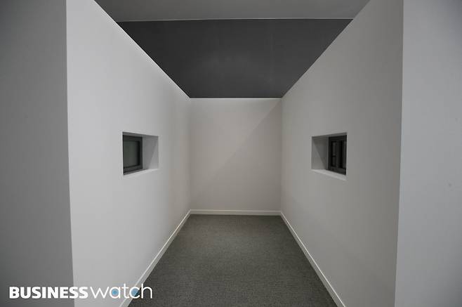 1일 문을 연 서울시 강동구 둔촌동 '올림픽파크 포레온' 견본주택에서 논란이 있는 '부엌뷰' 모형이 전시되고 있다./사진=이명근 기자 qwe123@