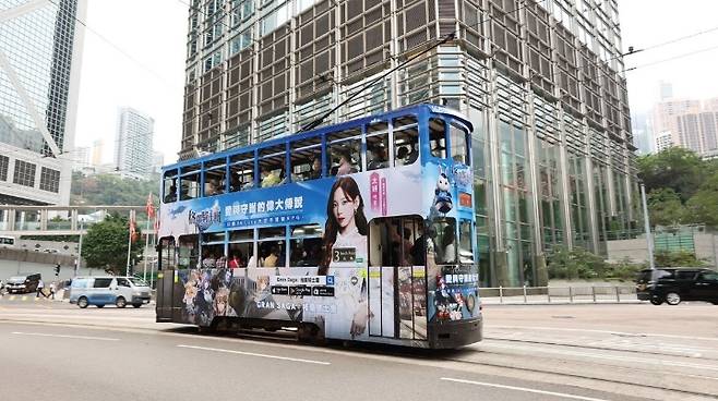 홍콩 현지에서 진행된 '그랑사가'의 트램 랩핑 광고.