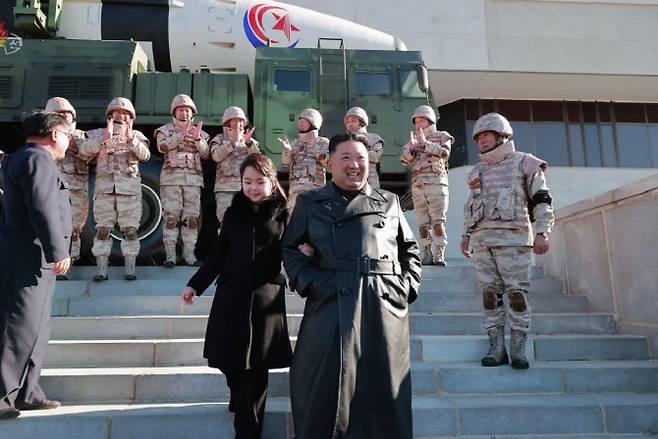 북한 김정은 국무위원장이 둘째 딸과 함께 지난달 18일 있었던 대륙간탄도미사일(ICBM) ‘화성-17형’ 발사에 참여했던 공로자들을 격려하고 있다. (사진=조선중앙통신)