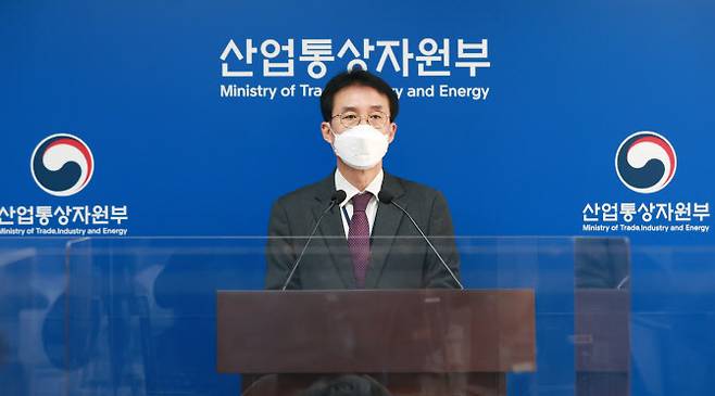 문동민 산업통상자원부 무역투자실장이 1일 세종정부청사에서 11월 수출입 동향에 대해 발표하고 있다. (사진=산업부)