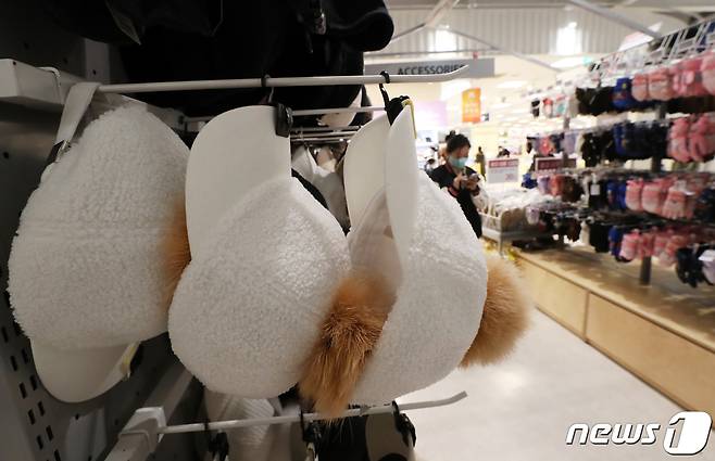 전국 대부분 지역의 아침기온이 영화권으로 접어들며 본격적인 '겨울 한파'가 시작된 30일 서울시내 한 대형마트에 방한모자가 진열돼 있다. 2022.11.30/뉴스1 ⓒ News1 황기선 기자