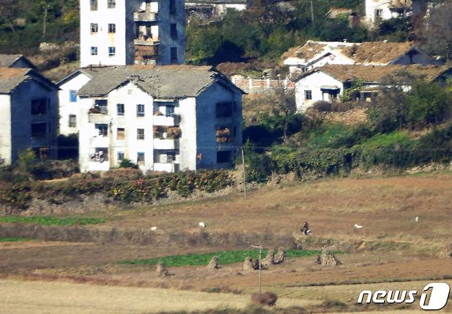 24일 경기 김포시에서 바라본 북한 황해도 개풍군 일대 선전 마을이 조용하다. 2022.10.24/뉴스1 ⓒ News1 정진욱 기자