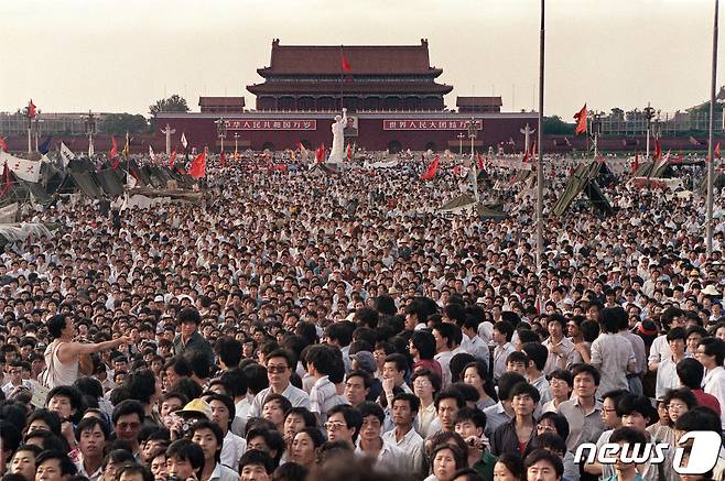 1989년 민주주의와 자유를 요구하며 톈안먼 광장에 모인 중국 시민들. ⓒ AFP=뉴스1 자료사진