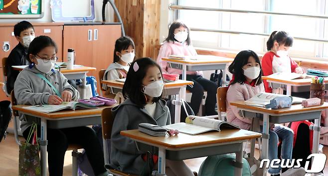 초등학교 교실에서 학생들이 수업을 듣고 있다./뉴스1 ⓒ News1 김기태 기자