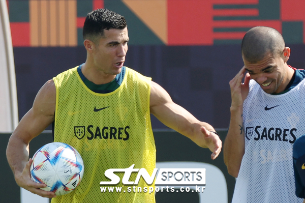 크리스티아누 호날두(왼쪽)가 22일(현지시간) 카타르 알 샤하니야 스포츠클럽에 마련된 포르투갈 축구대표팀 트레이닝센터에서 훈련 중 실수한 페페에게 잔소리하고 있다. 사진｜뉴시스