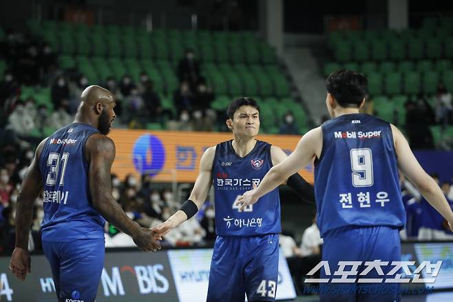 가스공사의 할로웨이, 이대성, 전현우. 사진제공=KBL