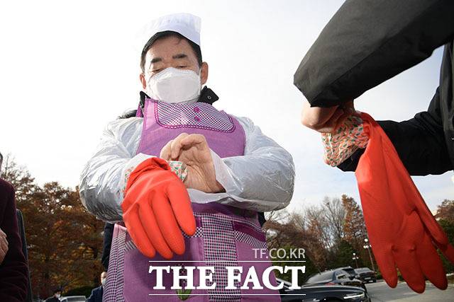 김진표 국회의장이 빨간 고무장갑을 끼고 있다.