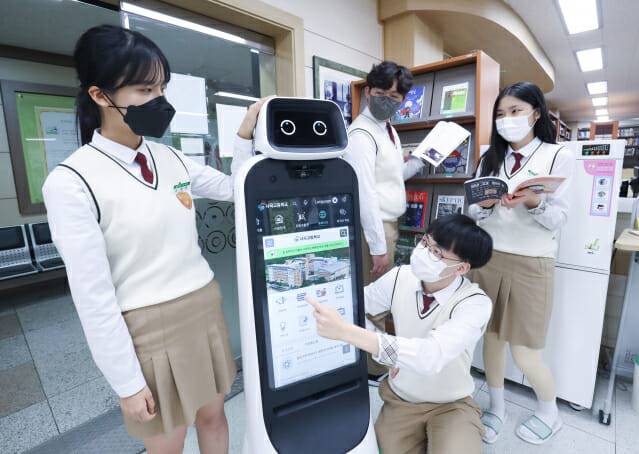 LG전자가 초∙중∙고등학교에 학생들의 디지털 교육을 위해 LG 클로이 가이드봇을 공급한다. 경북 구미시 사곡고등학교에서 학생들이 LG 클로이 가이드봇을 체험하고 있다.(사진=LG전자)